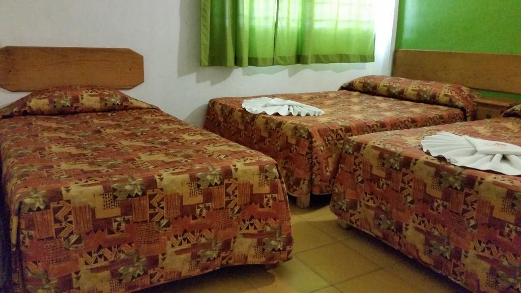 Hotel Delfin Playa Azul à Lázaro Cárdenas Extérieur photo